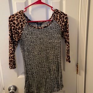 Quarter sleeve low cut shirt